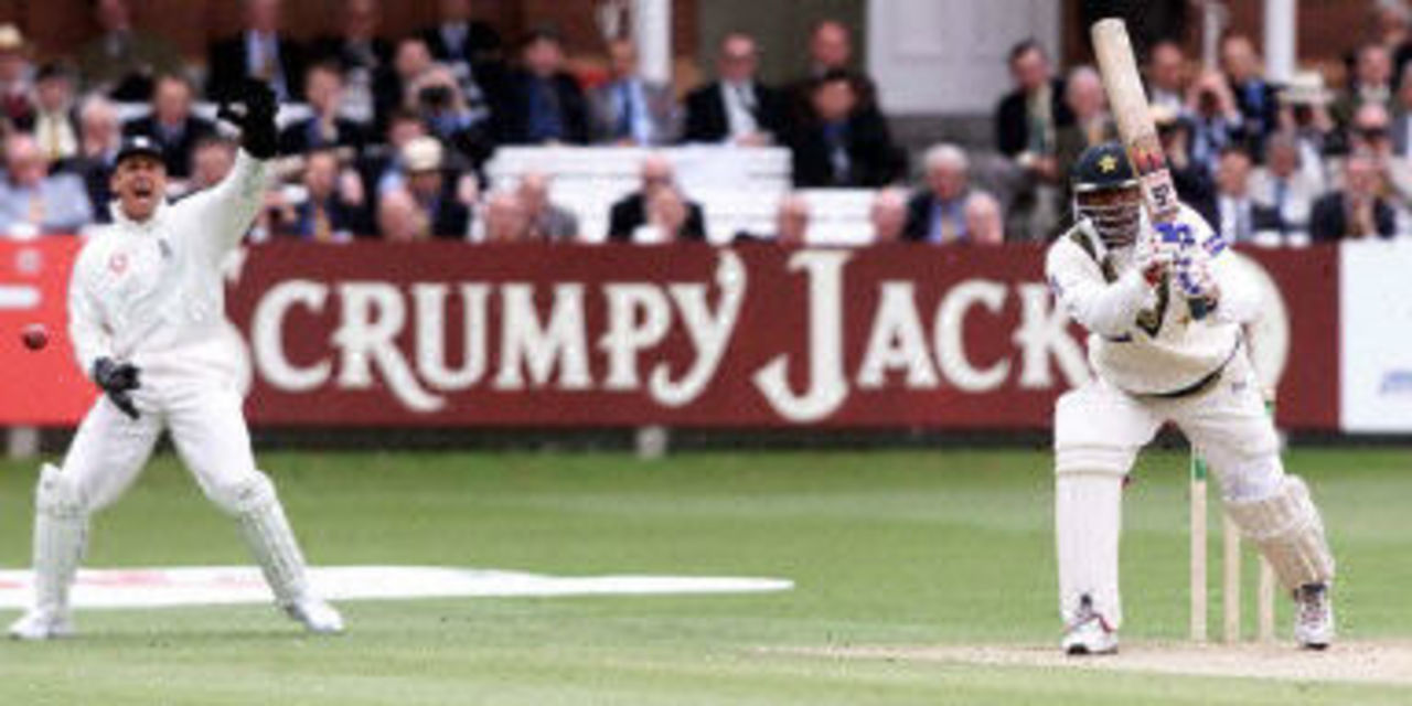 Stewart appeals against Yousuf Youhana, day 3, 1st Test at Lord's, 17-21 May 2001.