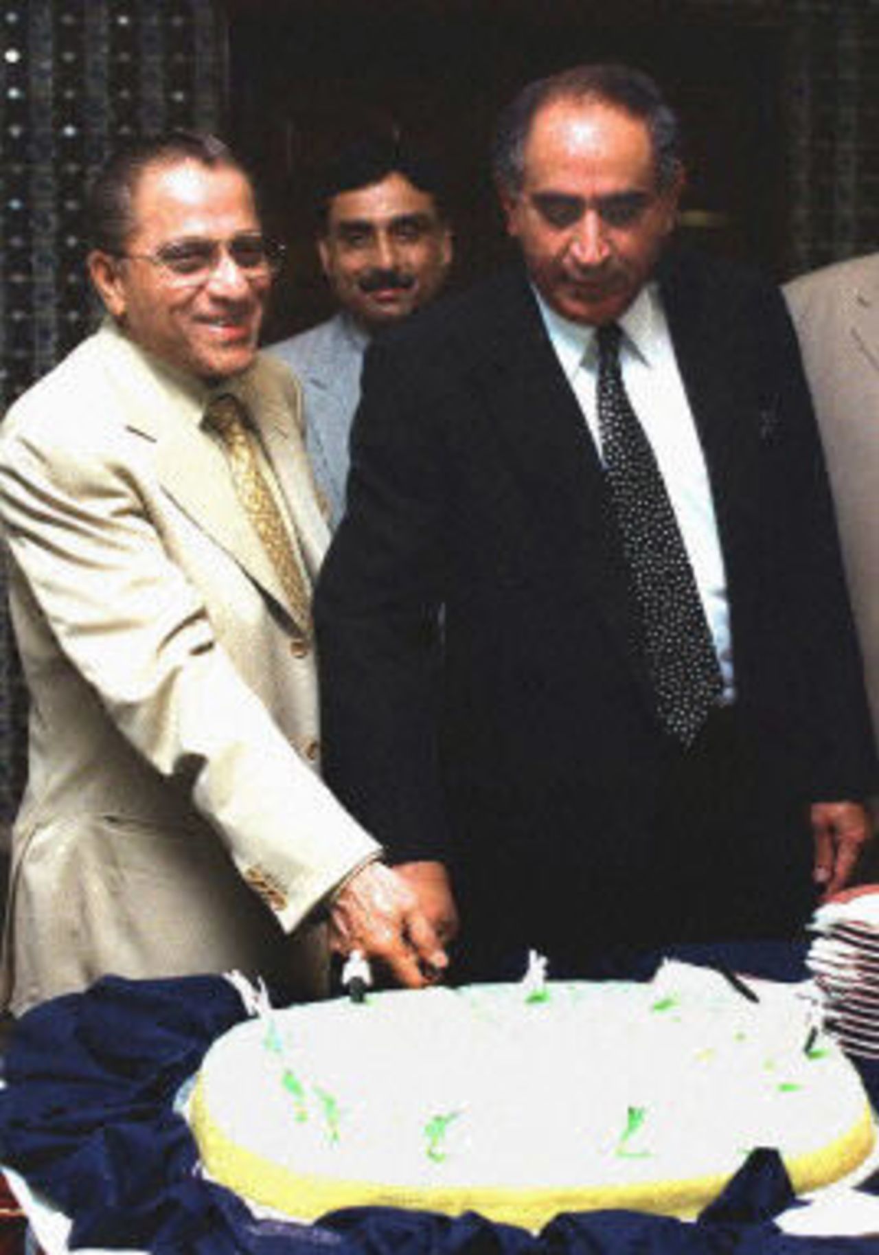 Jagmohan Dalmiya, President Asian Cricket Federation, cuts a cake with General Tauqir Zia, Chairman Pakistan Cricket Board, Lahore, 25 May 2001, on the occassion of the first ever meeting of Asian Cricket Council in Pakistan