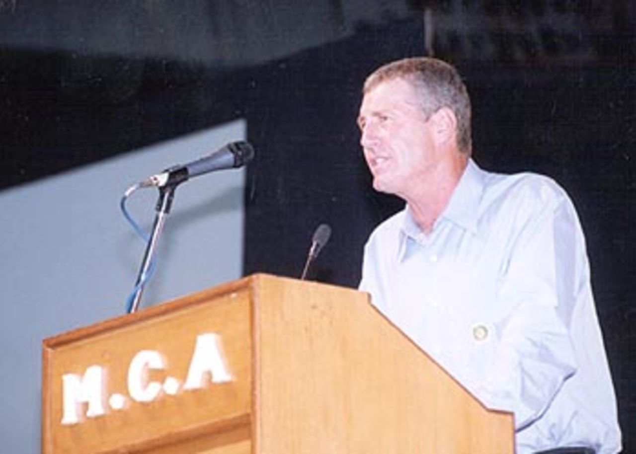 John Wright addresses the gathering, Wankhede Stadium, Mumbai, 23 May 2001