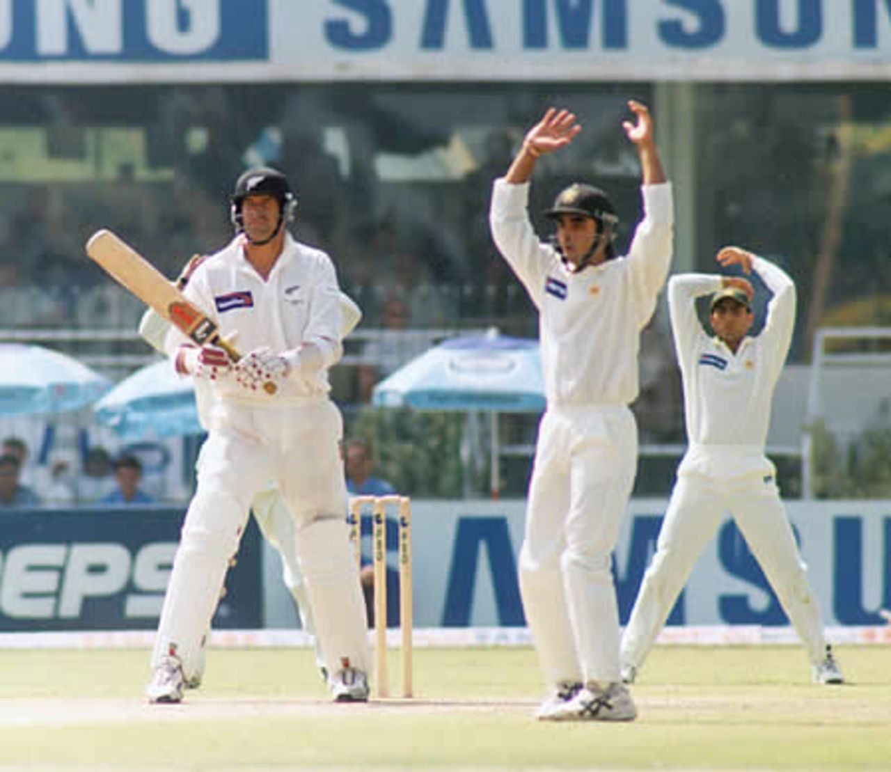 Daryl Tuffey survives an appeal - New Zealand first innings, day 3, 1st Test, New Zealand v Pakistan, Gaddafi Stadium Lahore, 3 May 2002