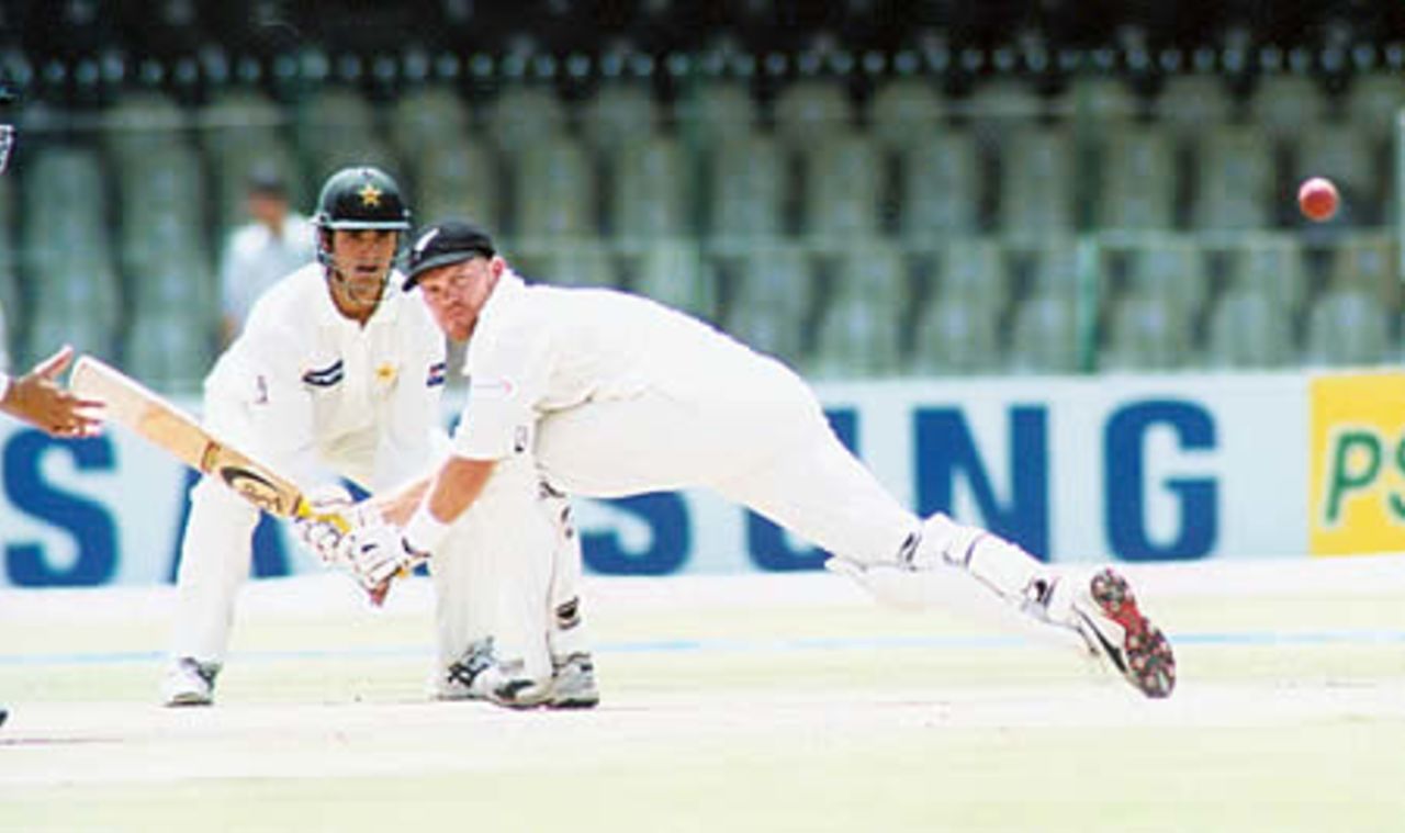 Lou Vincent sweeps during his knock of 57 - New Zealand second innings, day 3, 1st Test, New Zealand v Pakistan, Gaddafi Stadium Lahore, 3 May 2002
