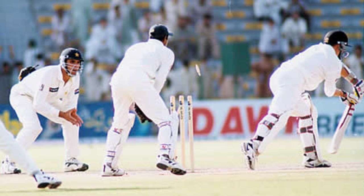 Rashid Latif tries a stumping - New Zealand second innings, day 3, 1st Test, New Zealand v Pakistan, Gaddafi Stadium Lahore, 3 May 2002