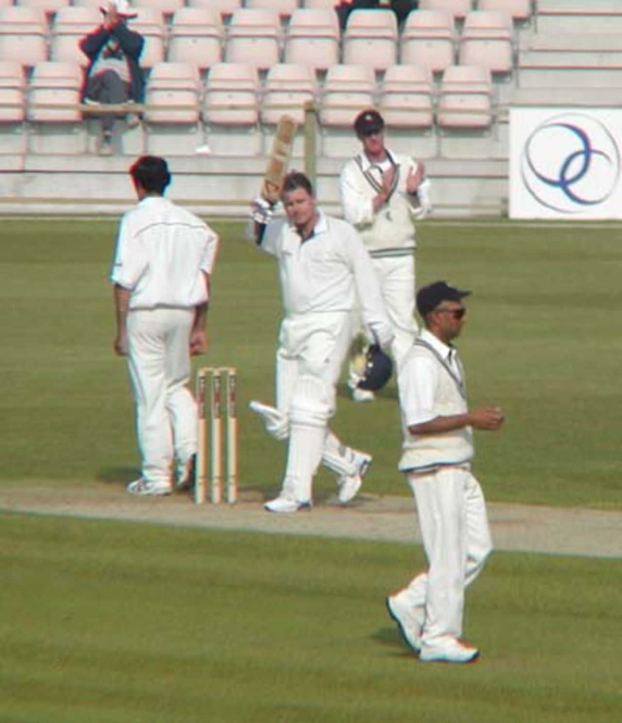 Robin Smith acknowedges the applaus after a brave 5 hour innings brings up his 60th first-class century.
