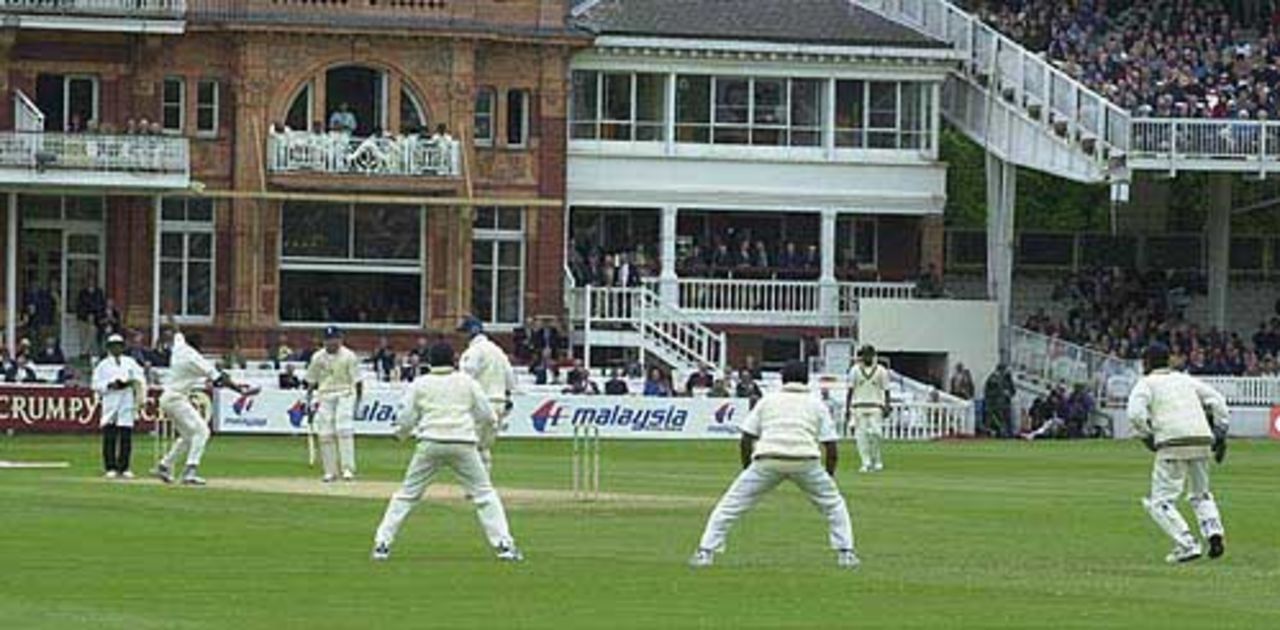 Zoysa appeals against Thorpe for lbw in front of a packed Lord's saturday crowd, England v Sri Lanka, First Test, 2002