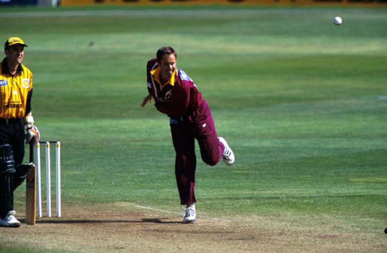 Northern Districts bowler Matthew Hart delivers a ball during his spell of 1-30 from seven overs. Shell Cup Major Semi Final: Northern Districts v Wellington at WestpacTrust Park, Hamilton, 30 January 1999.