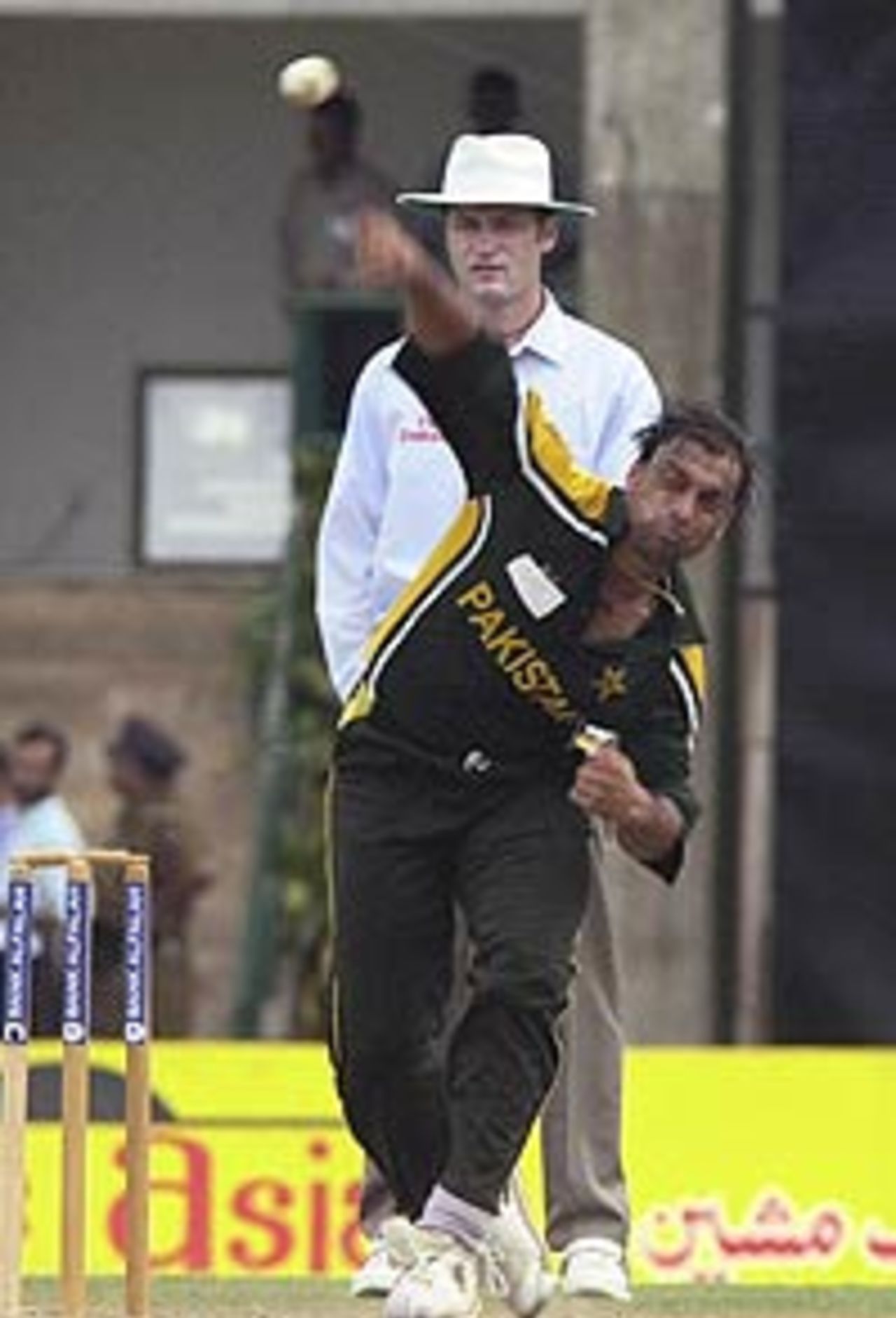 Shoaib Akhtar bowling against New Zealand in the Bank Alfalah Cup (May 2003)
