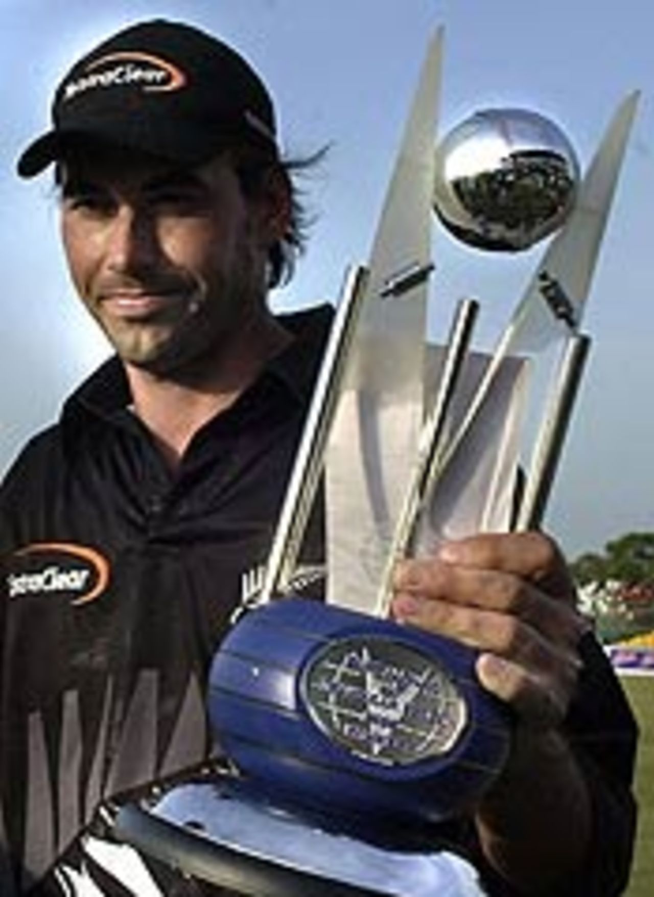 Stephen Fleming poses with the Bank Alfalah Cup trophy (May 23, 2003)