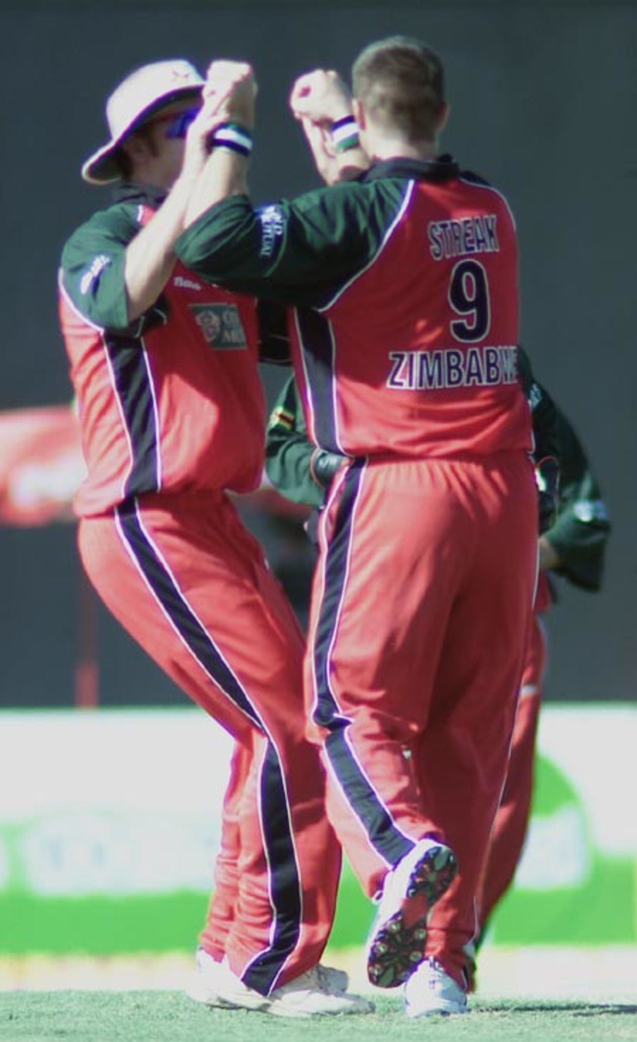 Heath Streak being congratulated, 1st Match: Pakistan v Zimbabwe, Cherry Blossom Sharjah Cup, 3 April 2003