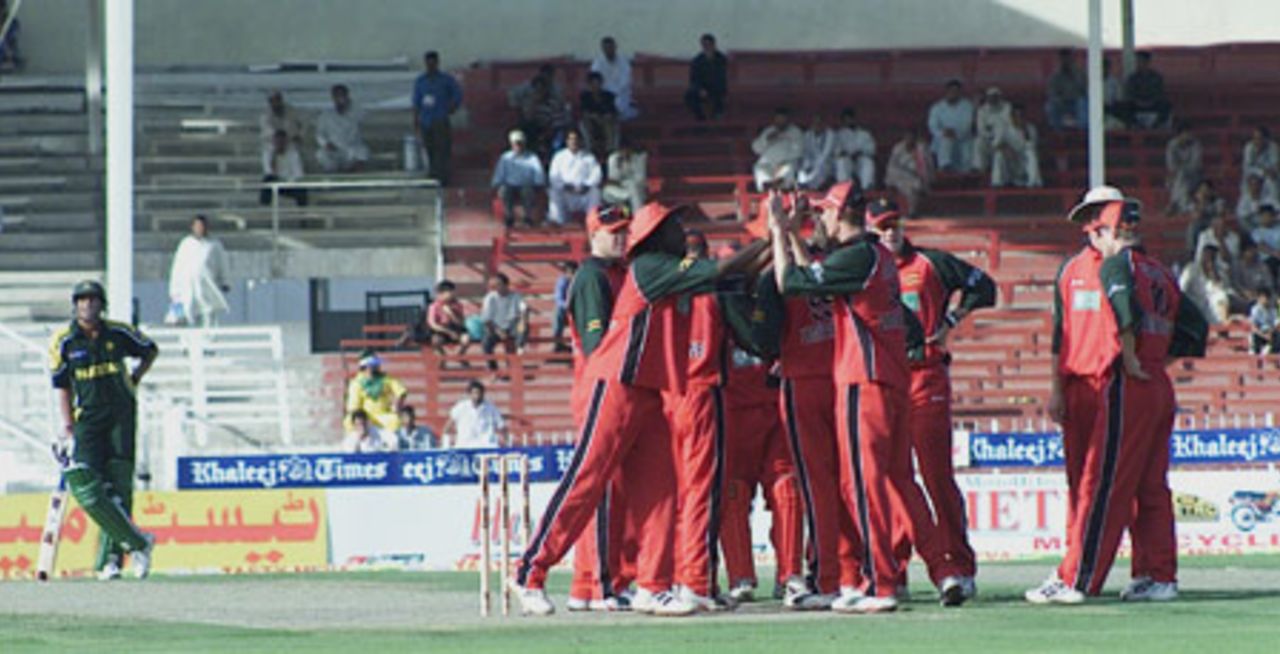 Zimbabwe team celebrates a wicket, 1st Match: Pakistan v Zimbabwe, Cherry Blossom Sharjah Cup, 3 April 2003