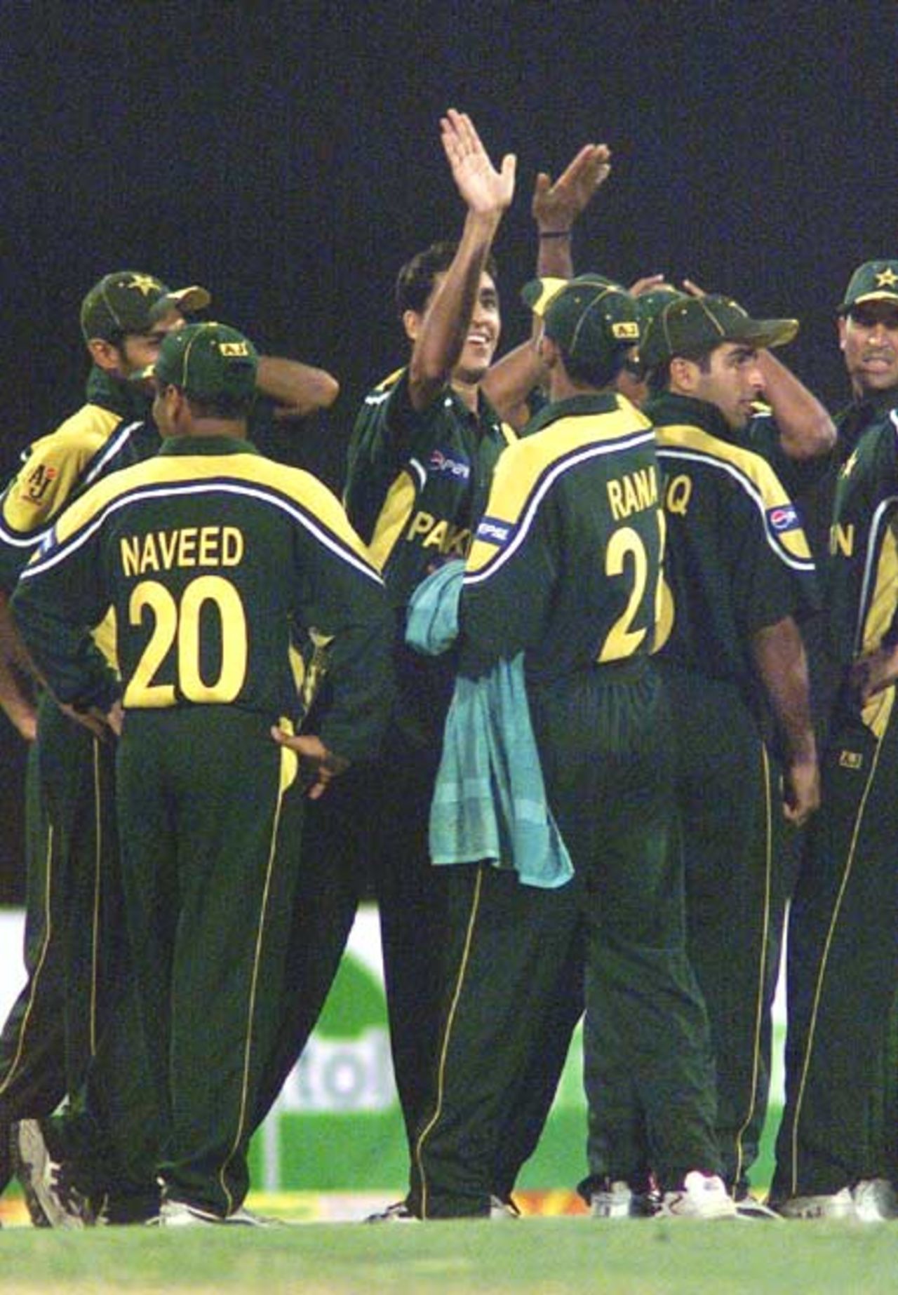 Pakistan team celebrates a wicket, 1st Match: Pakistan v Zimbabwe, Cherry Blossom Sharjah Cup, 3 April 2003