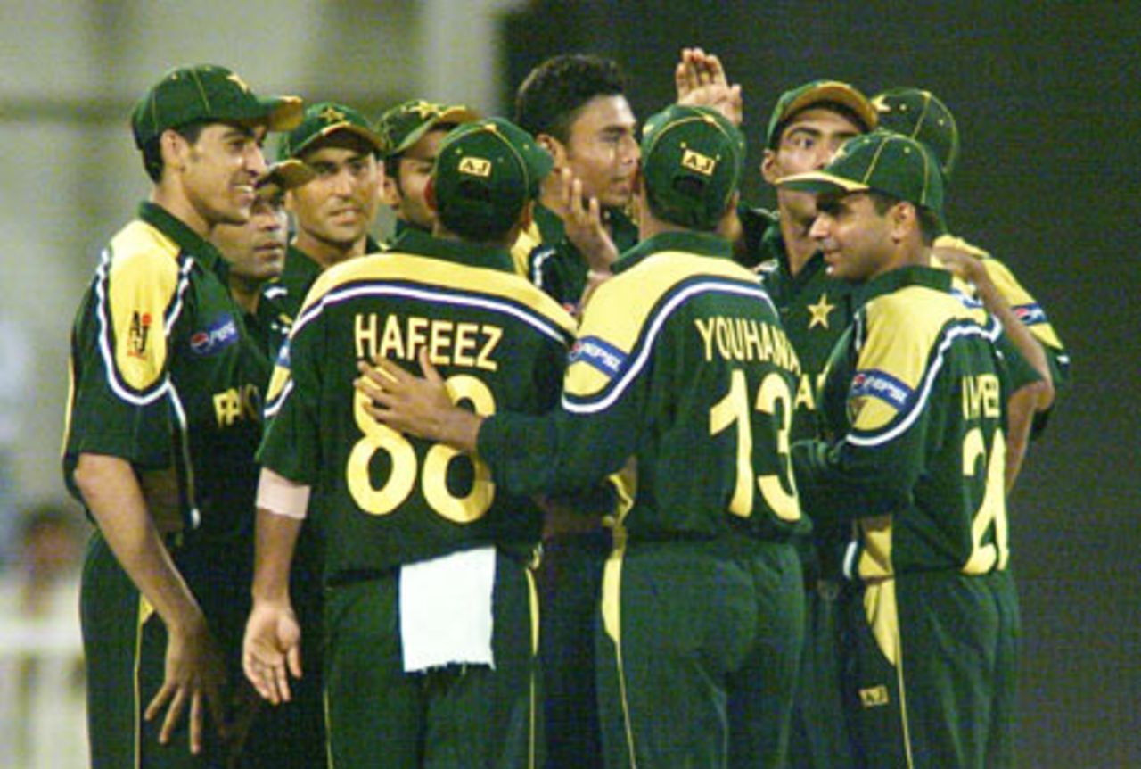 Danish Kaneria congratulated after taking a wicket, 1st Match: Pakistan v Zimbabwe, Cherry Blossom Sharjah Cup, 3 April 2003