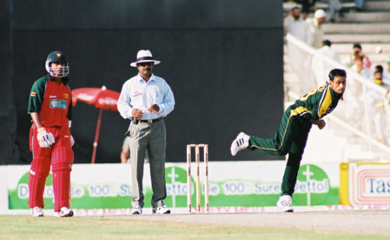 Mohammad Hafeez bowls, 1st Match: Pakistan v Zimbabwe, Cherry Blossom Sharjah Cup, 3 April 2003