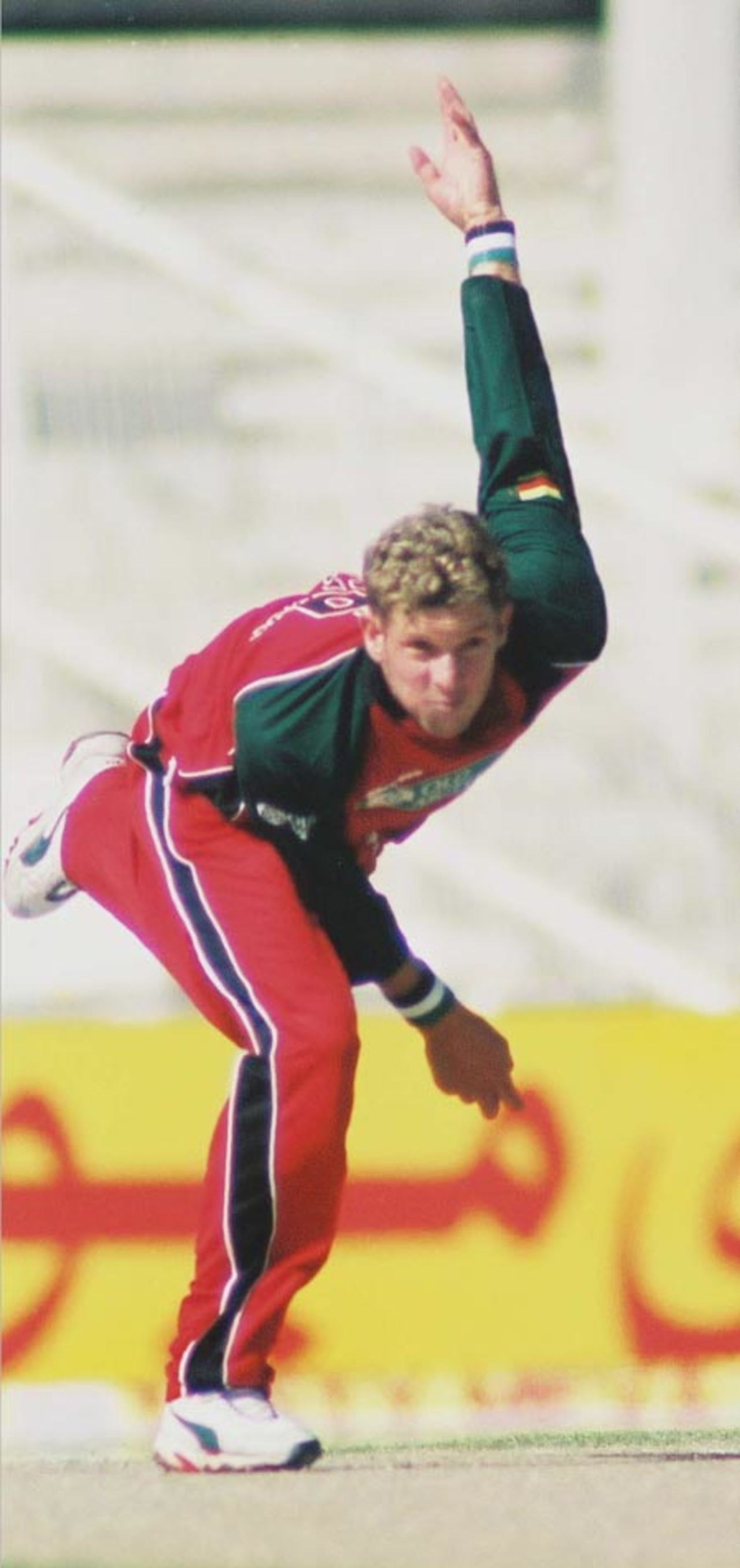 Andy Blignaut in his bowling stride, 1st Match: Pakistan v Zimbabwe, Cherry Blossom Sharjah Cup, 3 April 2003