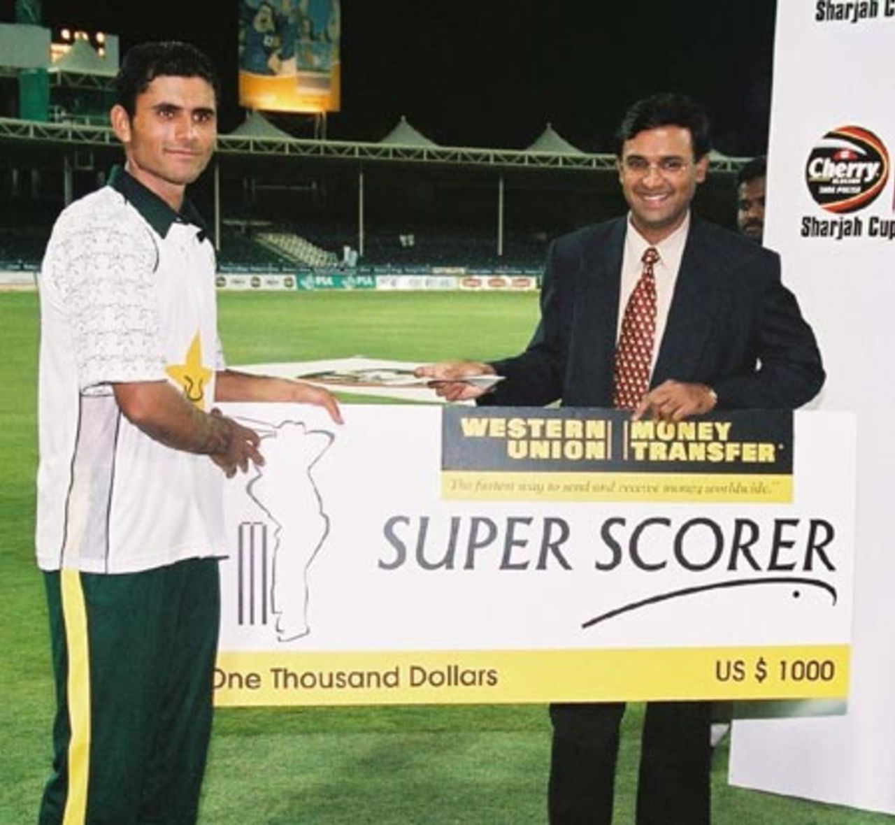 Abdul Razzaq receives the top scorer award, 1st Match: Pakistan v Zimbabwe, Cherry Blossom Sharjah Cup, 3 April 2003