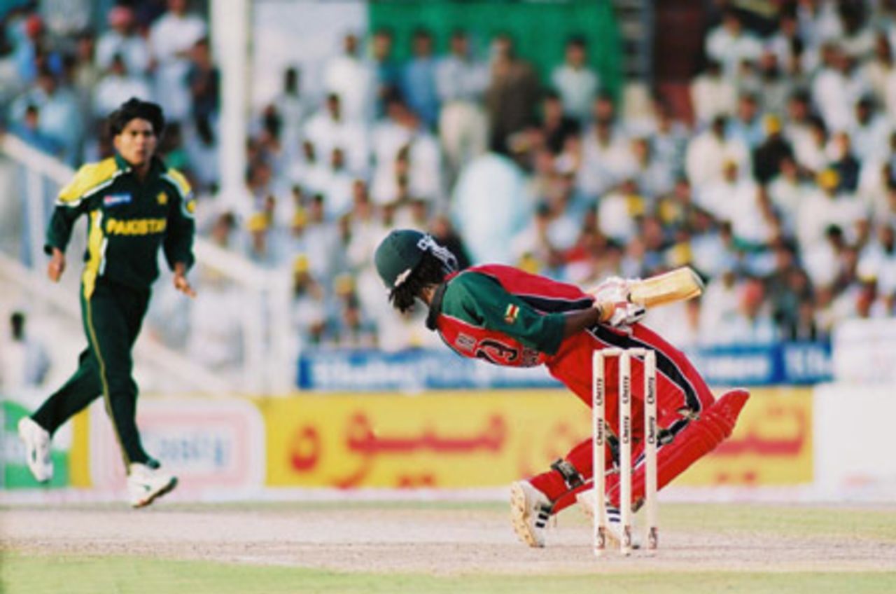 Douglas Hondo evades a Sami bouncer, 1st Match: Pakistan v Zimbabwe, Cherry Blossom Sharjah Cup, 3 April 2003
