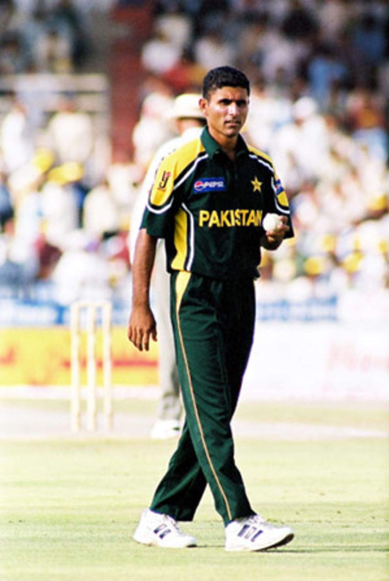 Abdul Razzaq at his bowling mark, 1st Match: Pakistan v Zimbabwe, Cherry Blossom Sharjah Cup, 3 April 2003