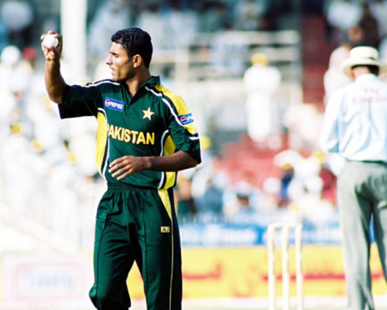 Abdul Razzaq going to his mark, 1st Match: Pakistan v Zimbabwe, Cherry Blossom Sharjah Cup, 3 April 2003