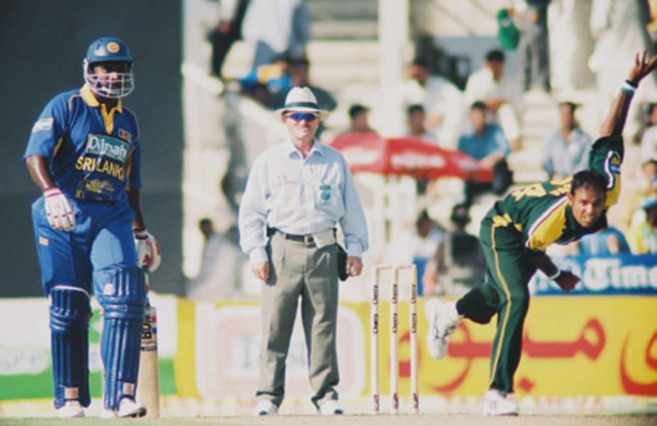 Naved-ul-Hasan in a fine bowling study, 2nd Match: Pakistan v Sri Lanka, Cherry Blossom Sharjah Cup, 4 Apr 2003