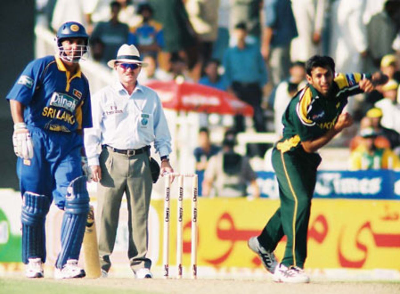 Shoaib Malik in his bowling stride, 2nd Match: Pakistan v Sri Lanka, Cherry Blossom Sharjah Cup, 4 Apr 2003