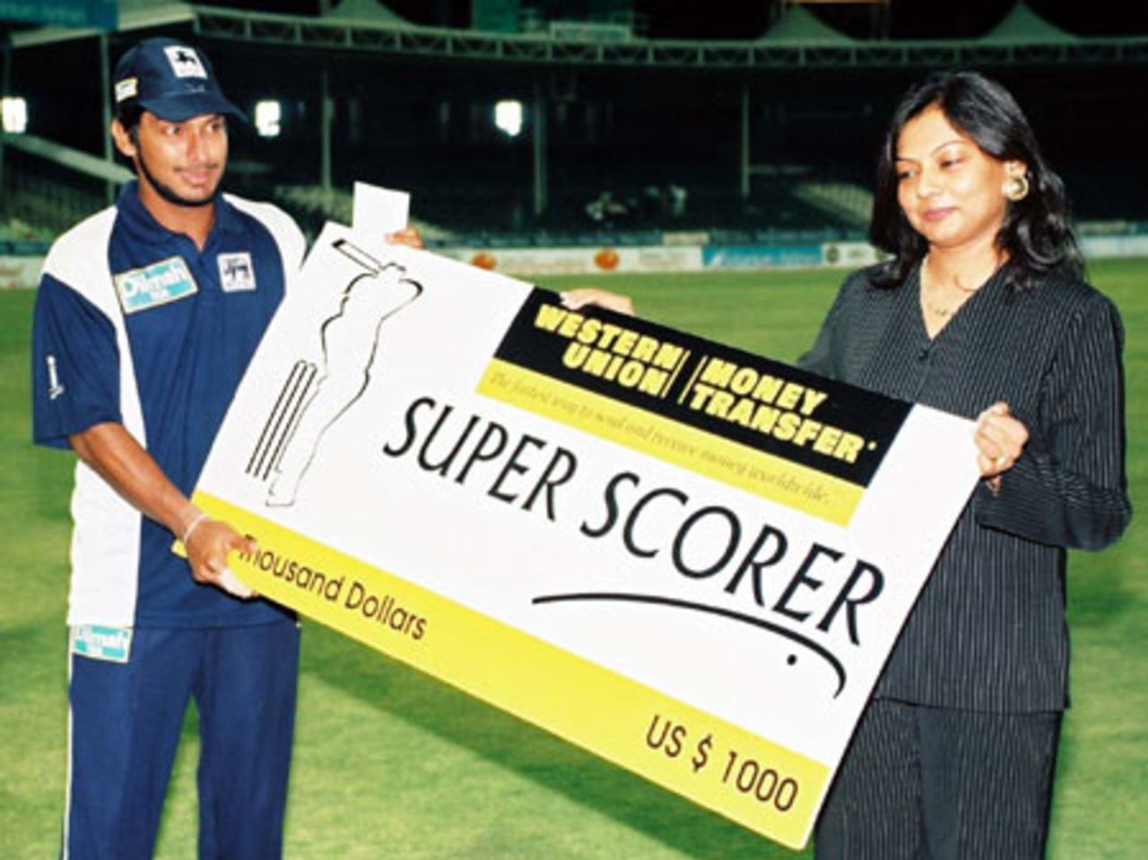 Sangakkara receives the super scorer award, 2nd Match: Pakistan v Sri Lanka, Cherry Blossom Sharjah Cup, 4 Apr 2003
