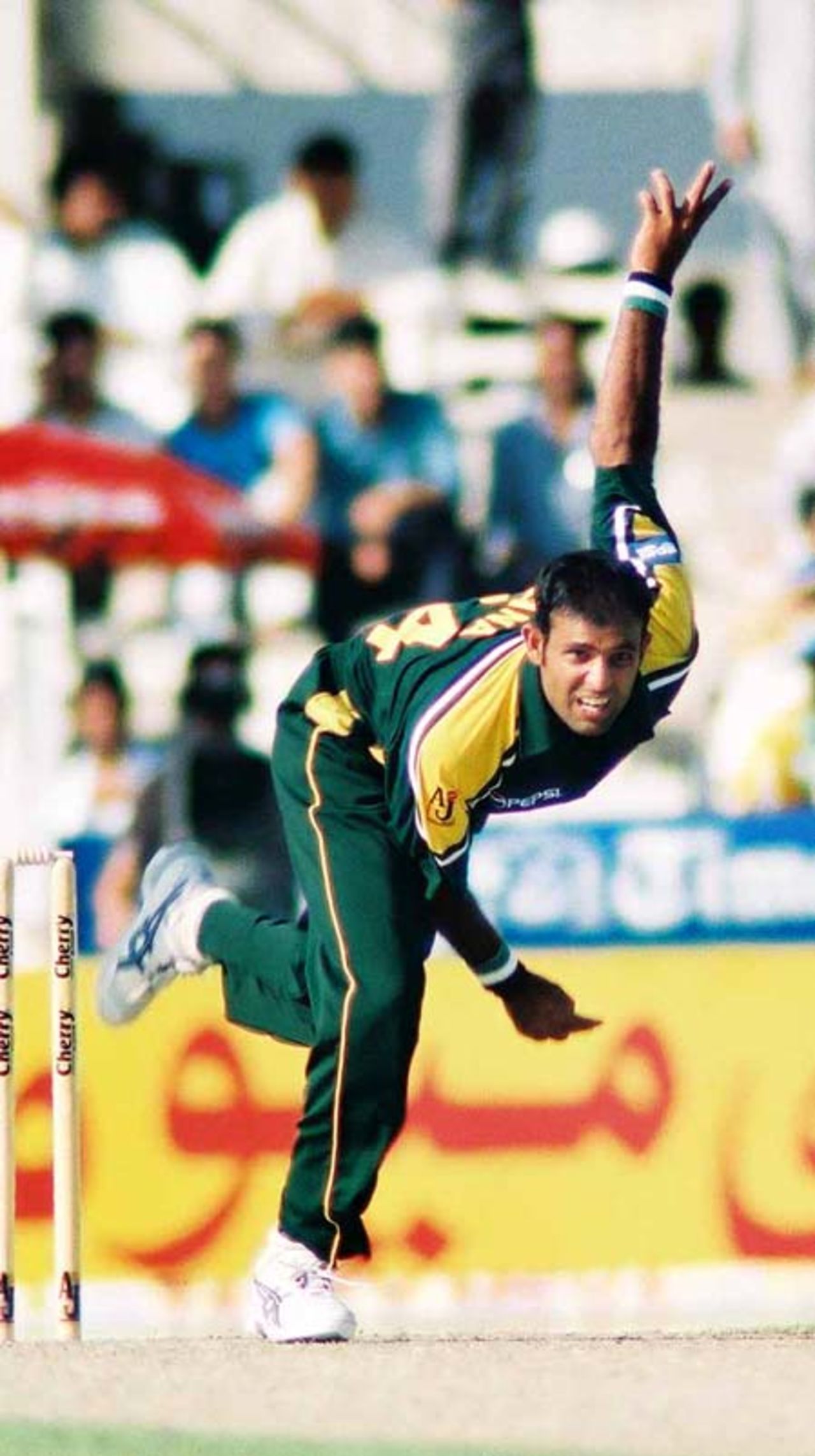 Naved-ul-Hasan in his bowling stride, 2nd Match: Pakistan v Sri Lanka, Cherry Blossom Sharjah Cup, 4 Apr 2003
