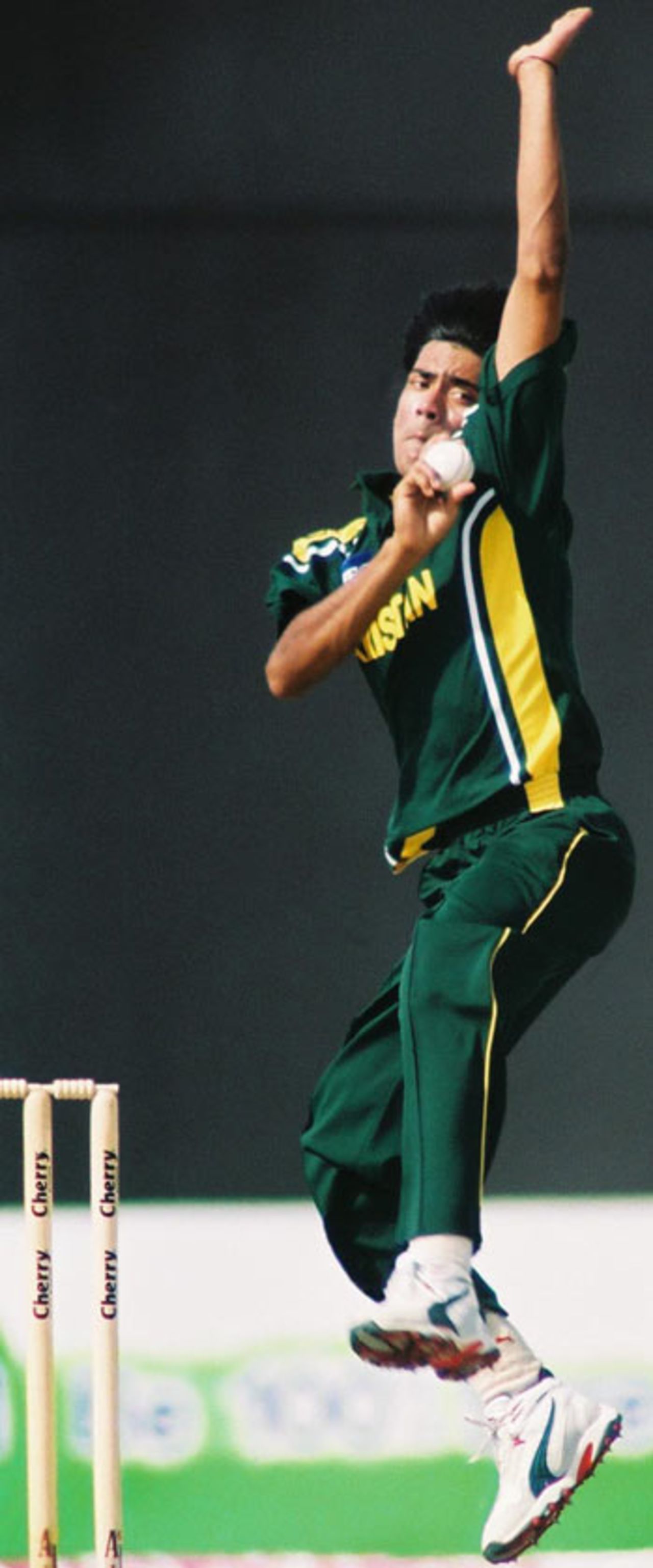 Mohammad Sami delivers a ball, Final: Pakistan v Zimbabwe, Cherry Blossom Sharjah Cup, 10 Apr 2003