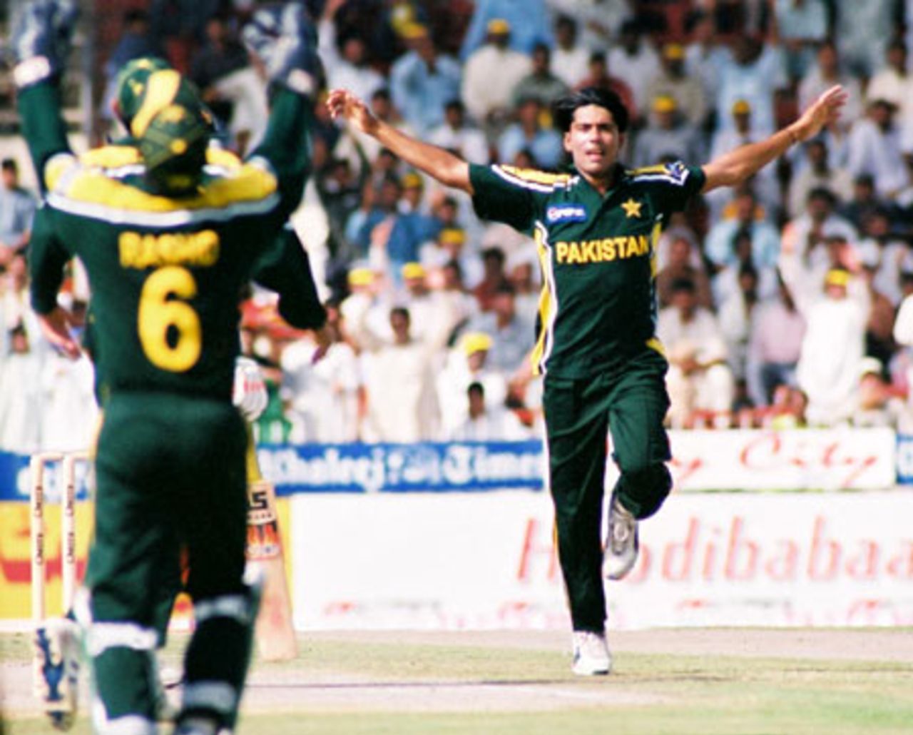 Mohammad Sami celebrates a dismissal, Final: Pakistan v Zimbabwe, Cherry Blossom Sharjah Cup, 10 Apr 2003