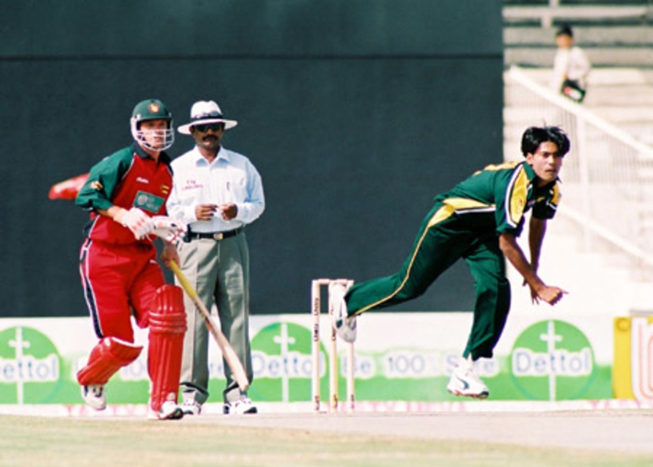 Mohammad Sami of Pakistan bowls, Final: Pakistan v Zimbabwe, Cherry Blossom Sharjah Cup, 10 Apr 2003