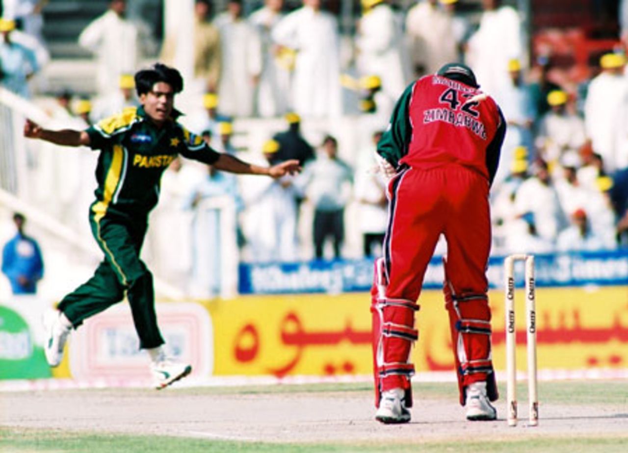 Douglas Marillier is clean bowled by Mohammad Sami, Final: Pakistan v Zimbabwe, Cherry Blossom Sharjah Cup, 10 Apr 2003