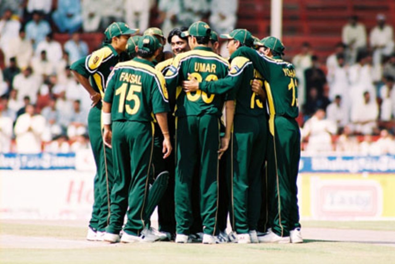 Pakistani team celebrating a wicket, Final: Pakistan v Zimbabwe, Cherry Blossom Sharjah Cup, 10 Apr 2003