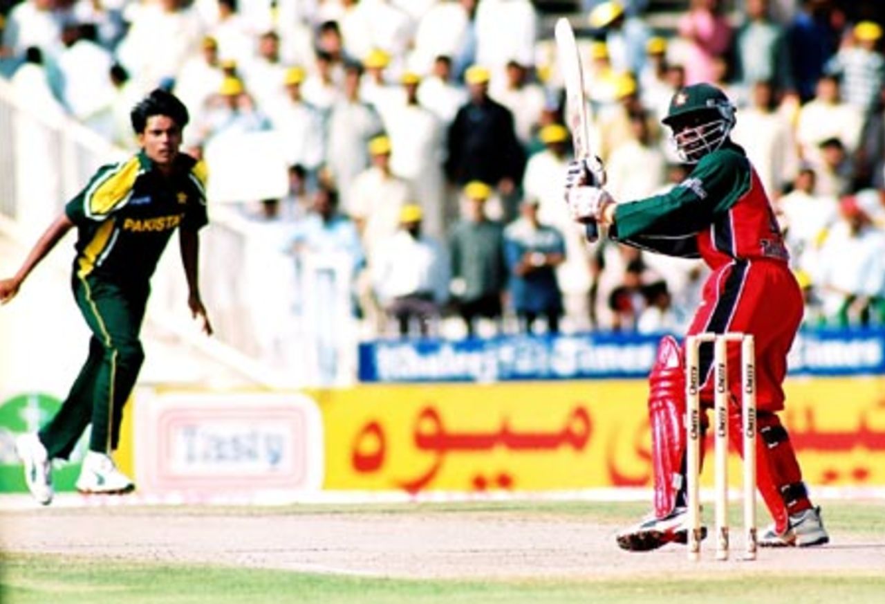 Tatenda Taibu whacks another boundary, Final: Pakistan v Zimbabwe, Cherry Blossom Sharjah Cup, 10 Apr 2003