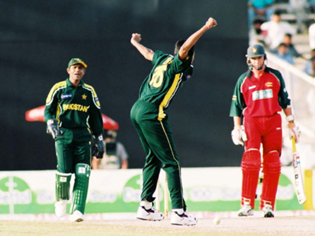 Danish Kaneria celebrates Raymond Price dismissal, Final: Pakistan v Zimbabwe, Cherry Blossom Sharjah Cup, 10 Apr 2003