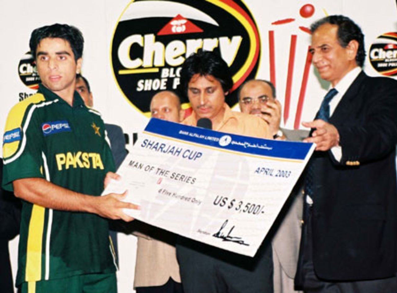 Taufeeq Umar receiving his cheque, Final: Pakistan v Zimbabwe, Cherry Blossom Sharjah Cup, 10 Apr 2003