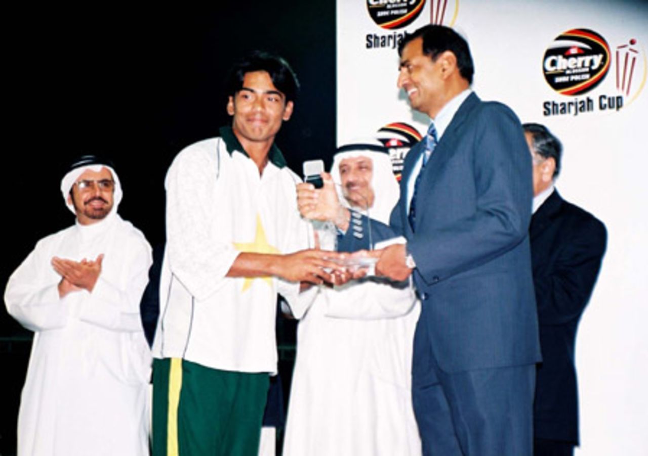 Mohammad Sami receives the best bowler award, Final: Pakistan v Zimbabwe, Cherry Blossom Sharjah Cup, 10 Apr 2003