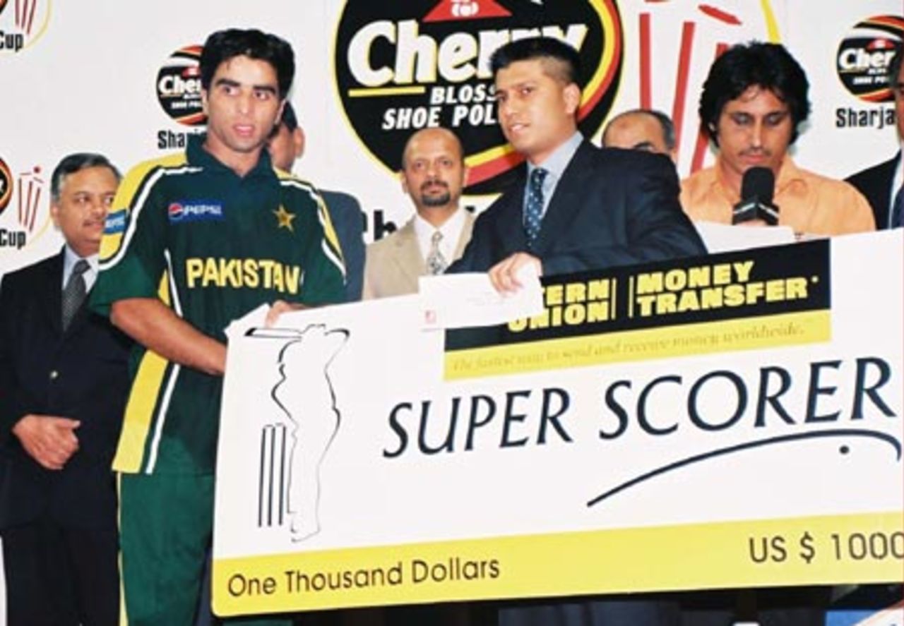Taufeeq Umar receives top scorer award, Final: Pakistan v Zimbabwe, Cherry Blossom Sharjah Cup, 10 Apr 2003
