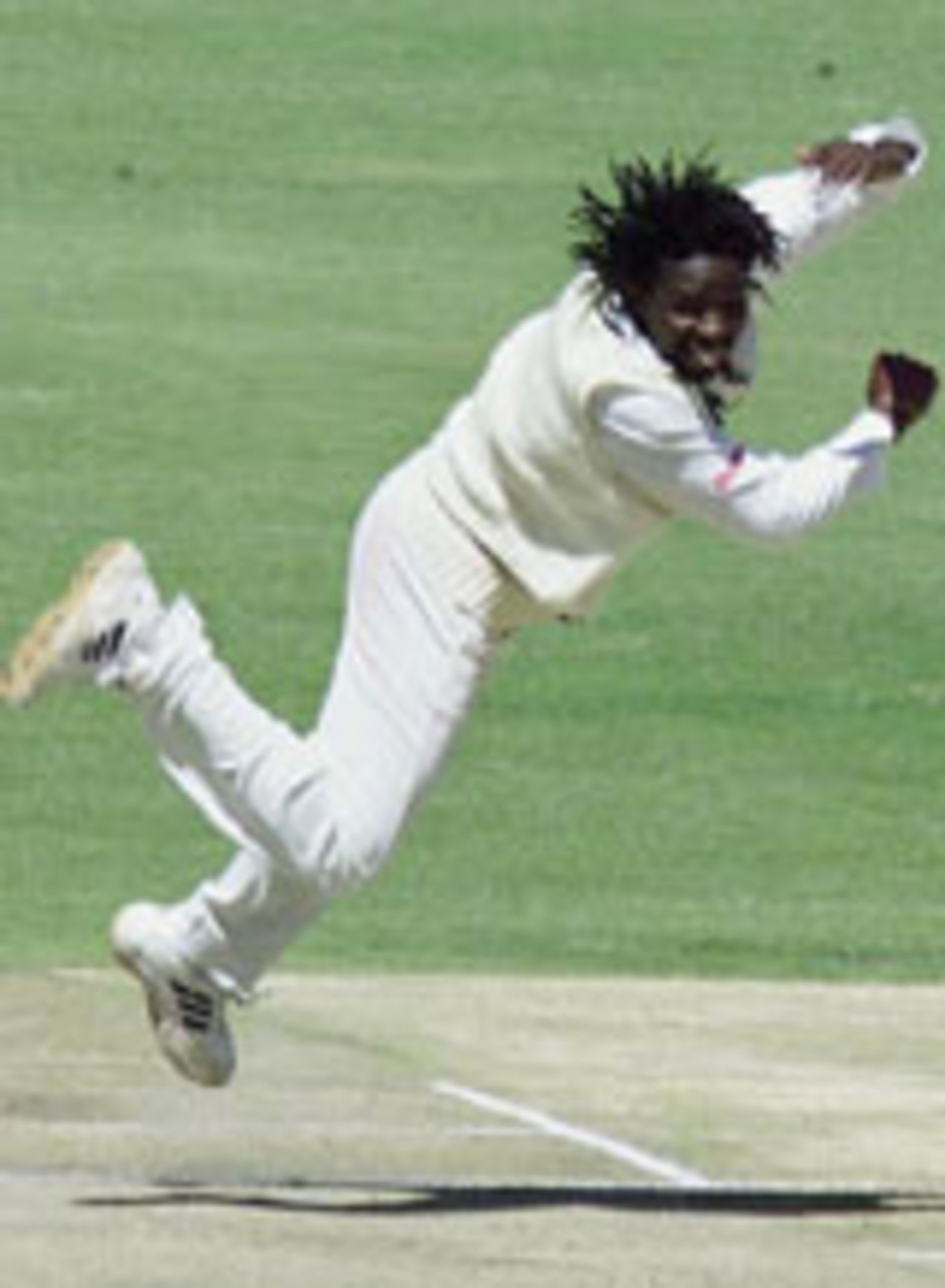 Douglas Hondo bowling, Zimbabwe v Sri Lanka, 1st Test, Harare, May 7, 2004