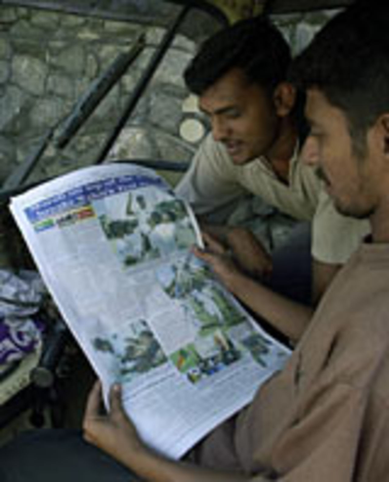 Sri Lankans read of Muttiah Muralitharan's record-breaking exploits, May 9, 2004