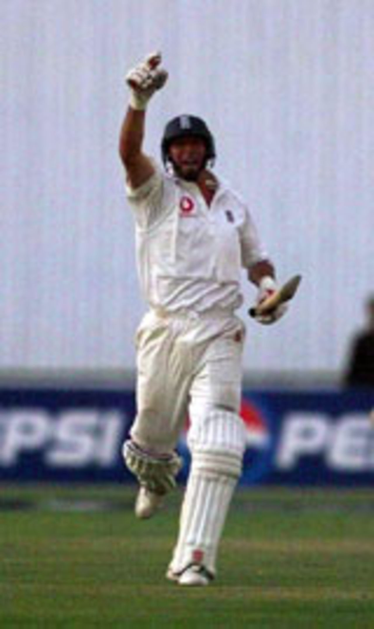 Nasser Hussain celebrates England's win, Pakistan v England, 3rd Test, Karachi, December 11, 2000