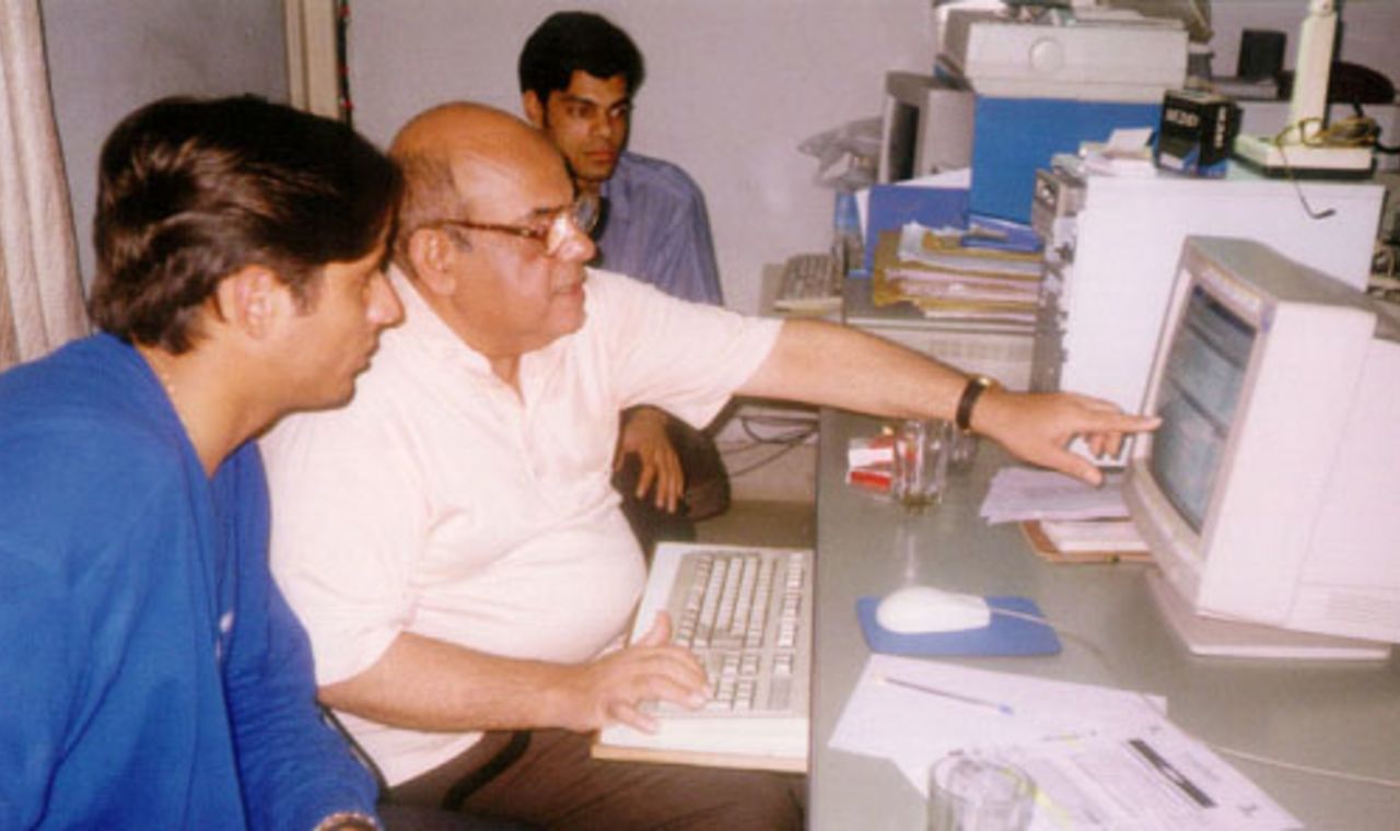 Shahid Afridi looking at a question on the IRC channel during the interview on 18 June 1998.