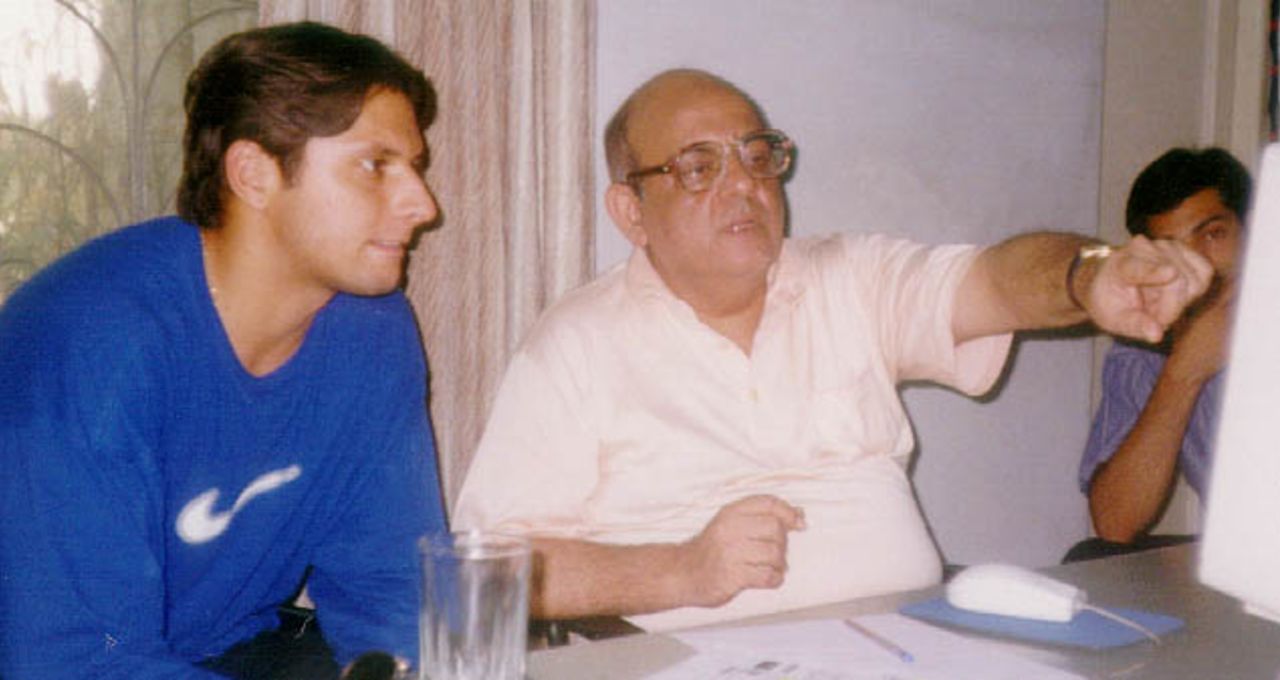 Shahid Afridi being toured through the CricInfo and PCB sites before the start of the interview with QDO team designer Zia looking on.