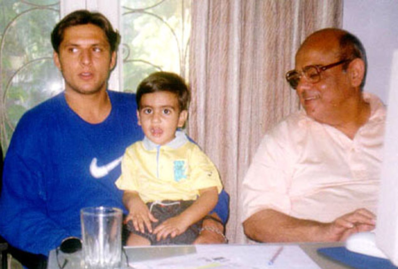 Shahid Afridi coaching Asif, the QDO teams' next Pakistani record breaker at his interview on 18 June 1998