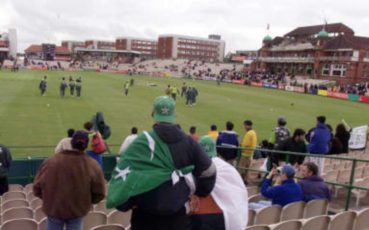 Pakistan supporters watch their team warm up at Old Trafford cricket ground prior their Super Six match against India for the cricket World Cup in Manchester 08 June 1999