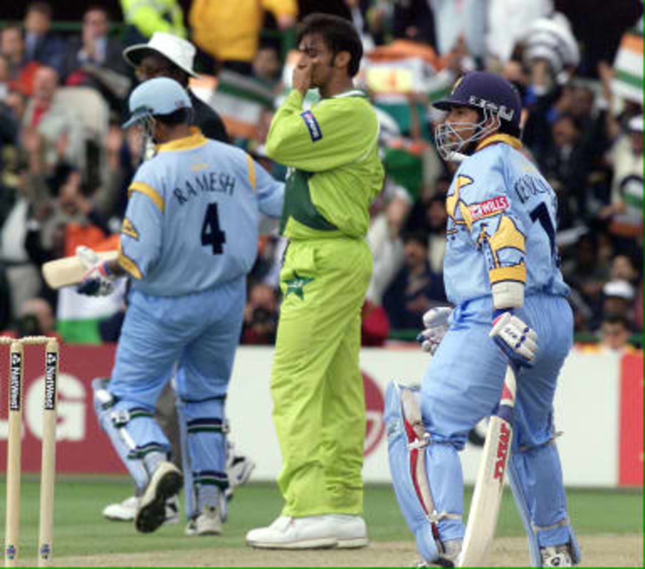 Pakistan`s Shoaib Akhtar (C) stands between India's openers Sadagopan Ramesh and Sachin Tendulkar at Old Trafford 08 June 1999 during the super six match of the Cricket World Cup match in Manchester