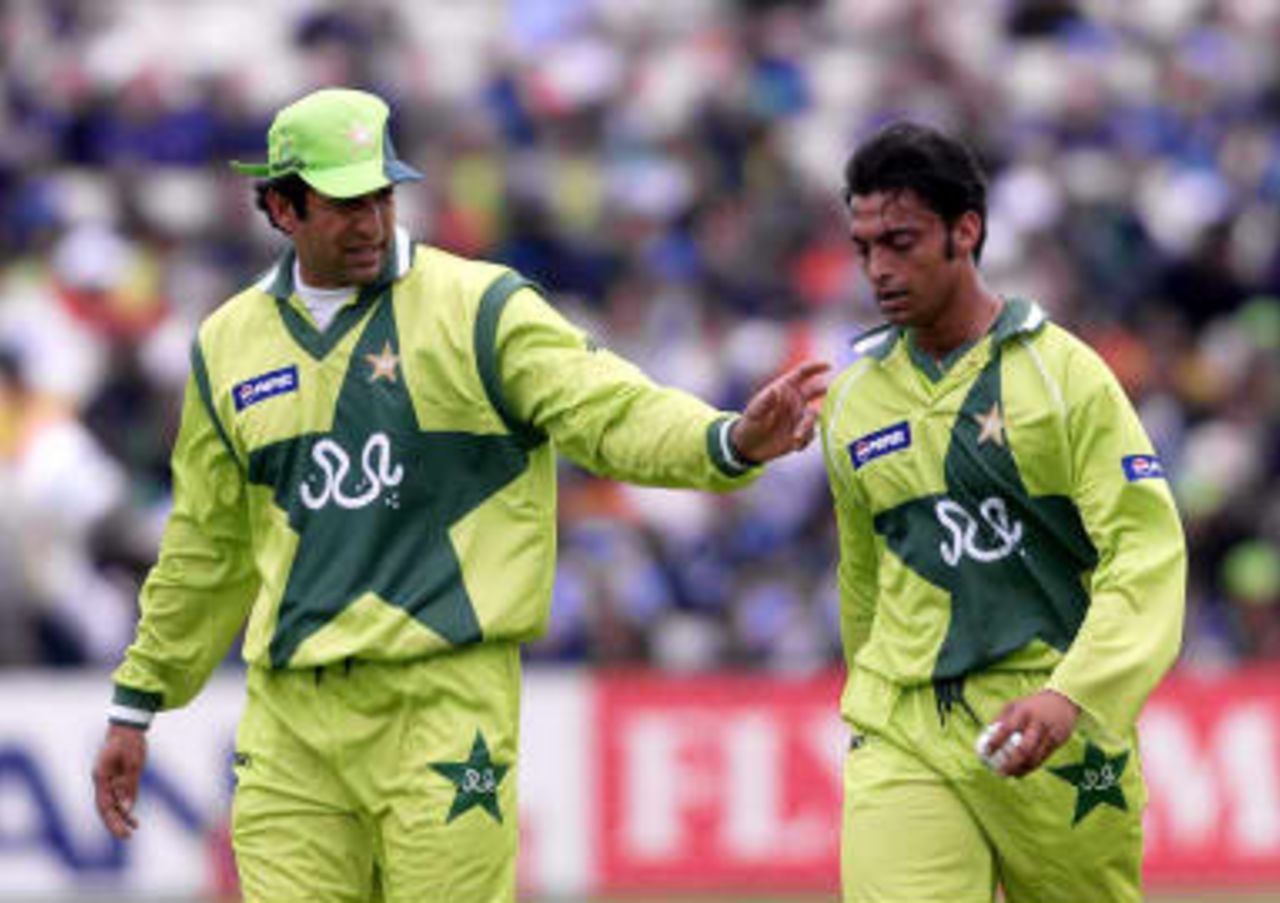 Pakistan's captain Wasim Akram (L) gives advise to fast bowler Shoaib Akhtar 08 June 1999 during their Cricket World Cup match against India at Old Trafford, Manchester