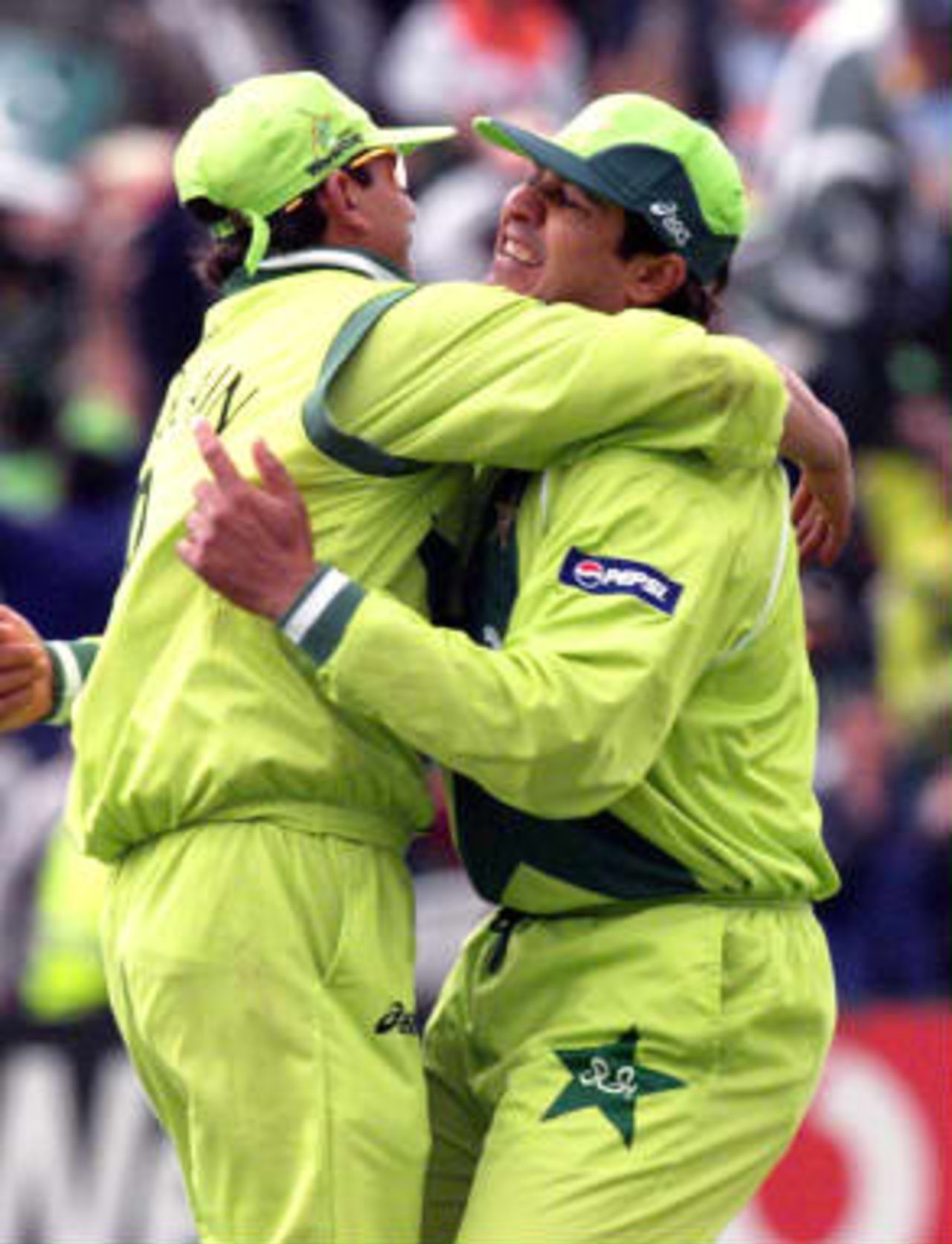 Pakistan players celebrate after Sachin Tendulkar of India was caught out at Old Trafford 08 June 1999, during their Super Six match of the Cricket World Cup match in Manchester