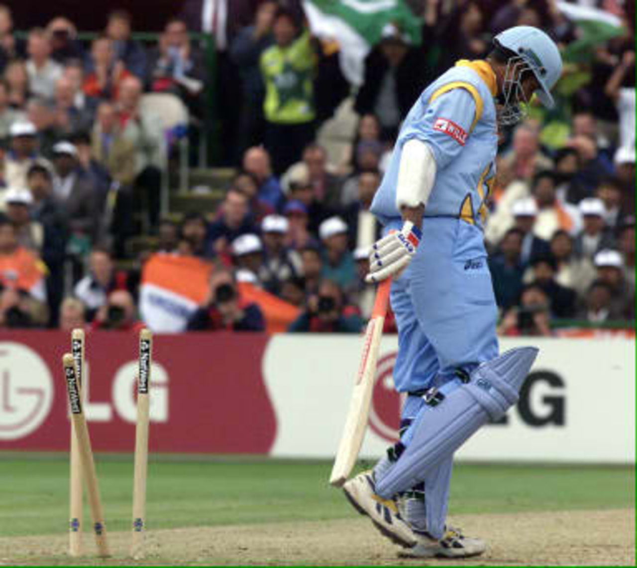 Sadagopan Ramesh of India walks away from the wicket after being bowled out at Old Trafford 08 June 1999 during the super six match of the Cricket World Cup match in Manchester