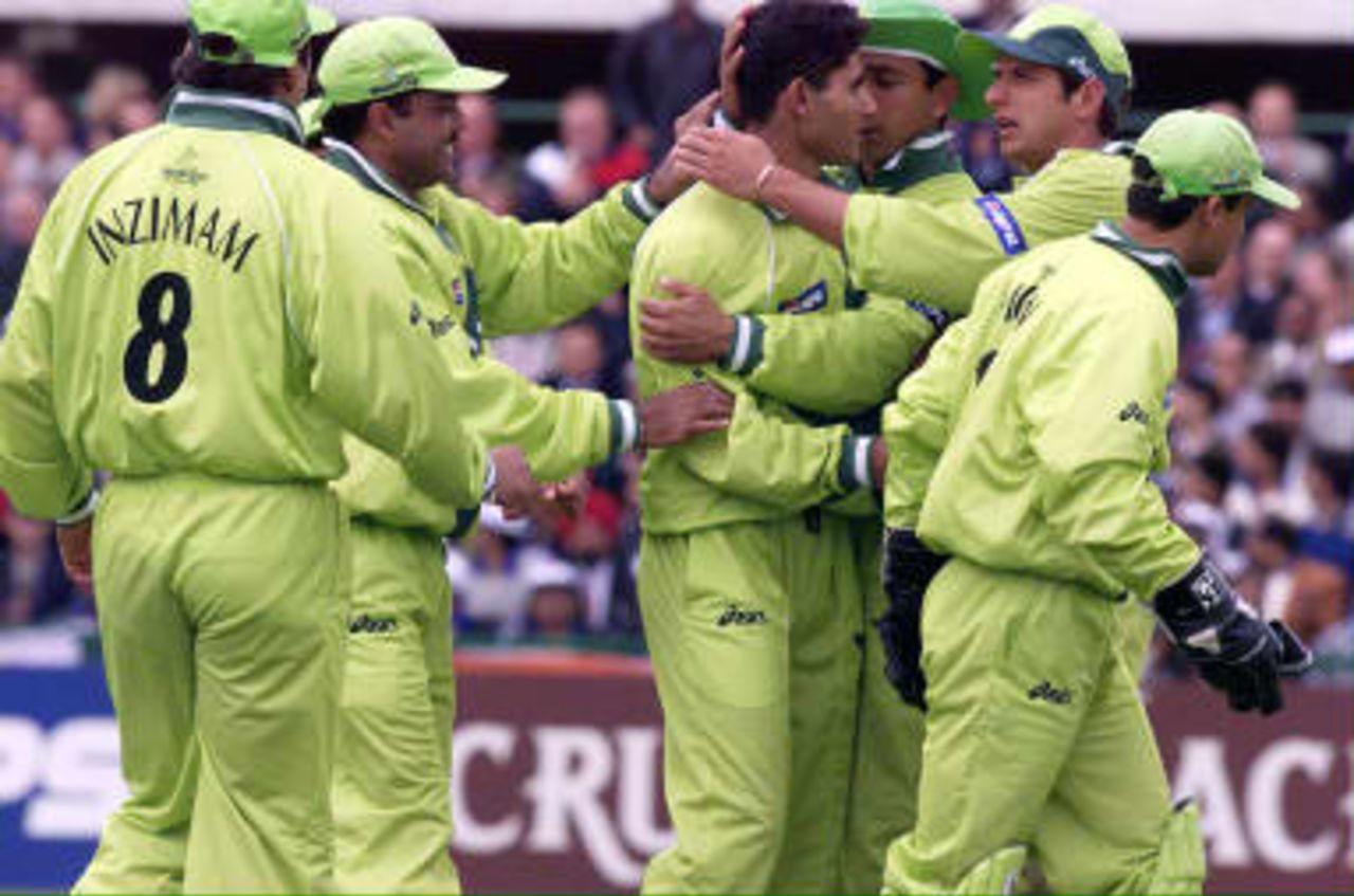 Pakistan players celebrate after Sadagopan Ramesh of India was bowled out at Old Trafford 08 June 1999 during the super six match of the Cricket World Cup match in Manchester