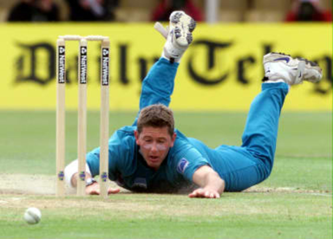 New Zealand bowler Geoff Allott fails to take the bails off to run out South Africa's opening batsman Herschelle Gibbs 10 June 1999, during their Super Six match of the Cricket World Cup at Edgbaston, Birmingham. The final will be at Lords on the 20 June 1999