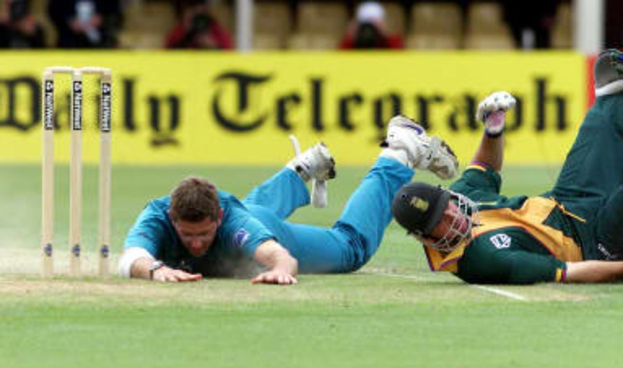 New Zealand bowler Geoff Allott (L) fails to take the bails off to run out Herschelle Gibbs 10 June 99, during their Super Six match of the Cricket World Cup at Edgbaston, Birmingham
