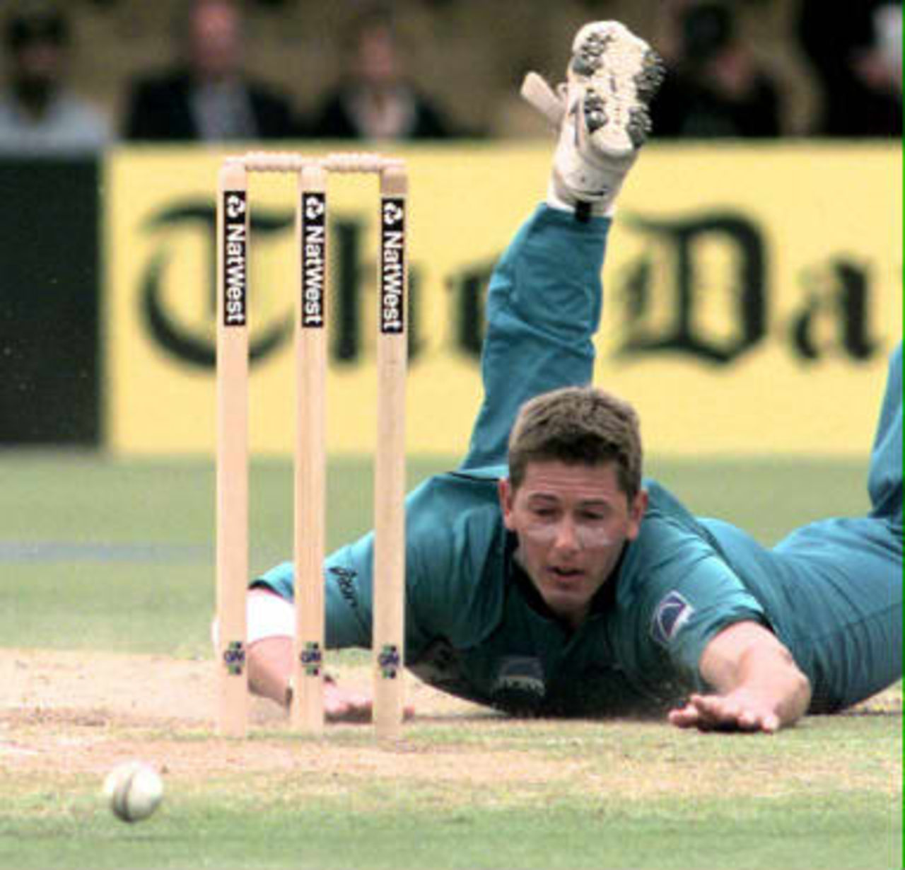 New Zealand's Geoff Allott fails in an attempt to run out South Africa's Herschelle Gibbs 10 June 1999 during their Cricket World Cup Super Six match against South Africa at Edgbaston